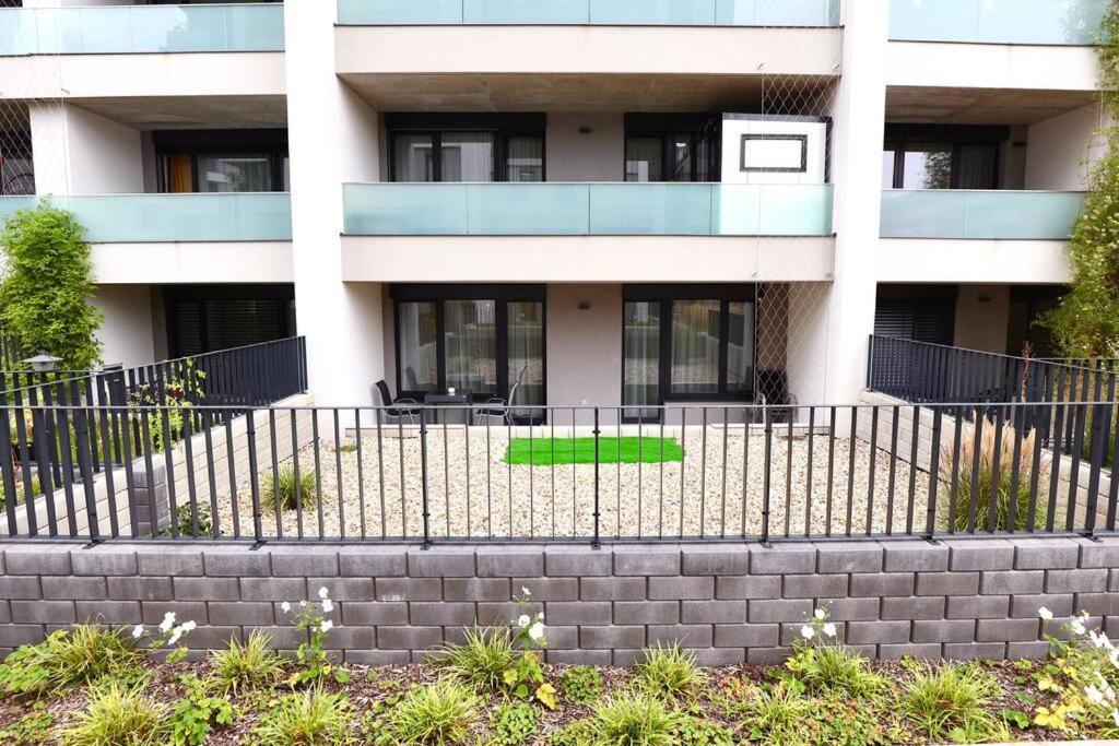 Modern Apartment • Garden • Near The City Center براغ المظهر الخارجي الصورة