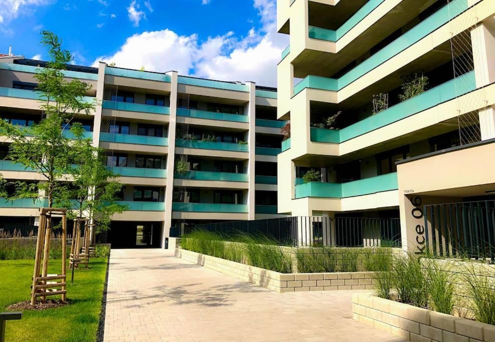 Modern Apartment • Garden • Near The City Center براغ المظهر الخارجي الصورة